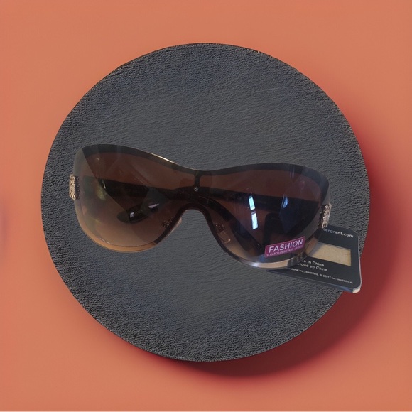 Mystery Box Small Peak | Ladies Aviator Round Oval & More Sunglasses 7 Pre-Loved - Picture 4 of 8